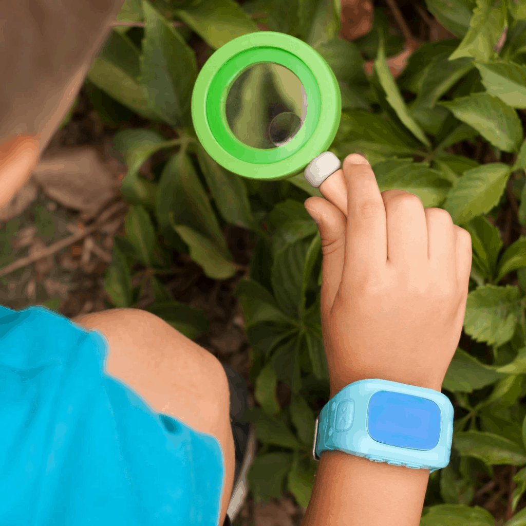 Barnearm med blå GPS-klokke