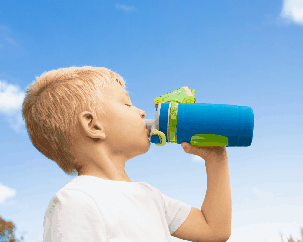 Barn drikker av blå vannflaske
