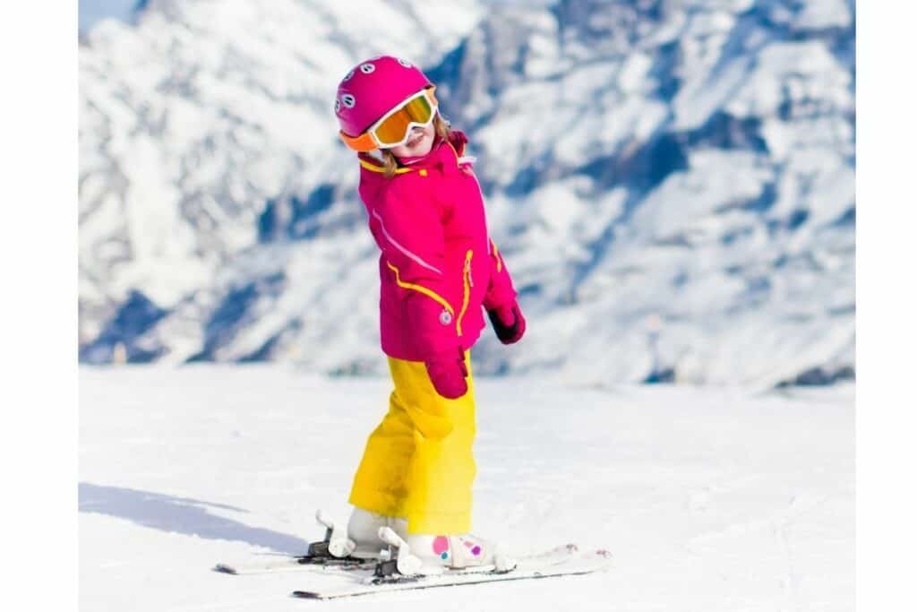Barn med fin skihjelm på hodet