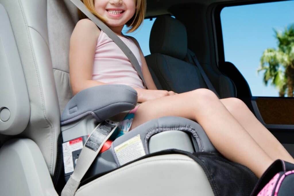 Barn med bra beltepute i bilen