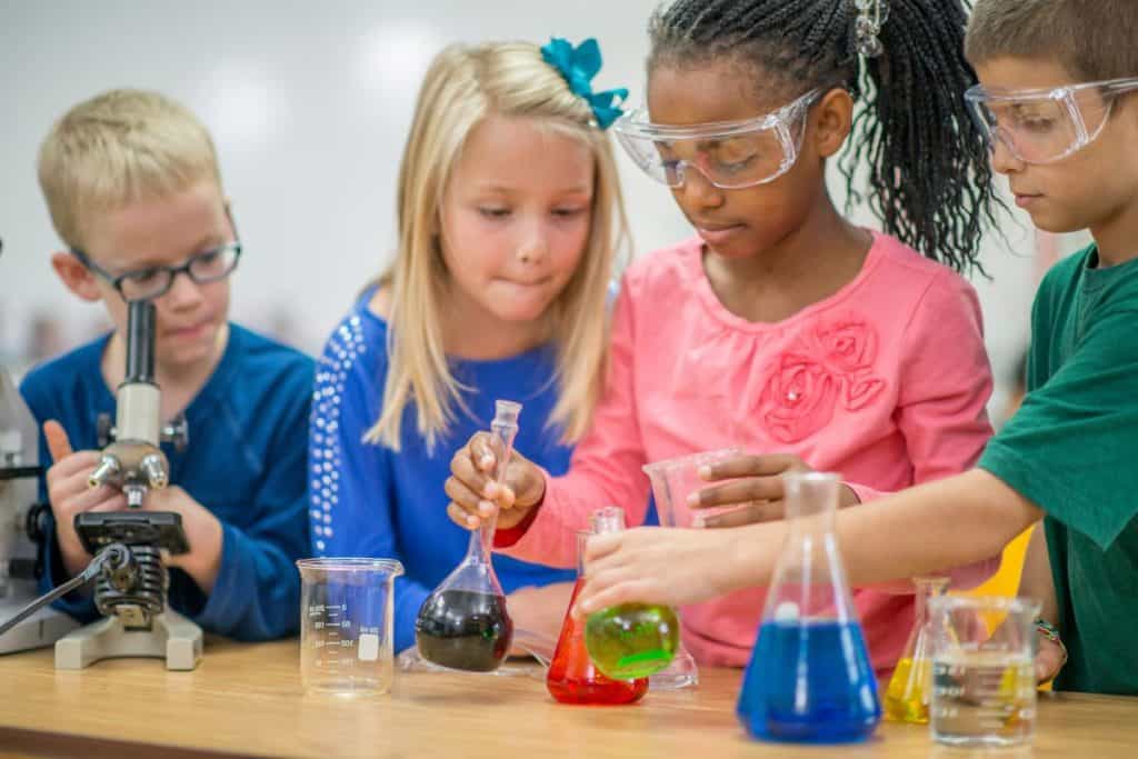 Barn som gjør kjemieksperimenter
