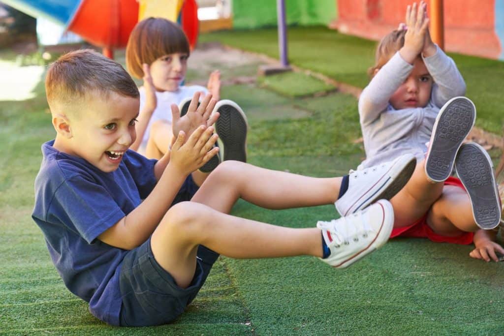 Barn leker bevegelsesleker utendørs
