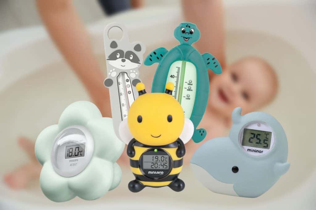 Fem forskjellige babybadetermometre, med en baby i badekaret i bakgrunnen