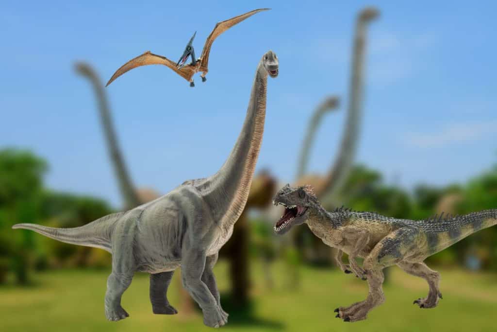 Ulike dinosaurfigurer, leker foran en bakgrunn som representerer en dinosaurverden