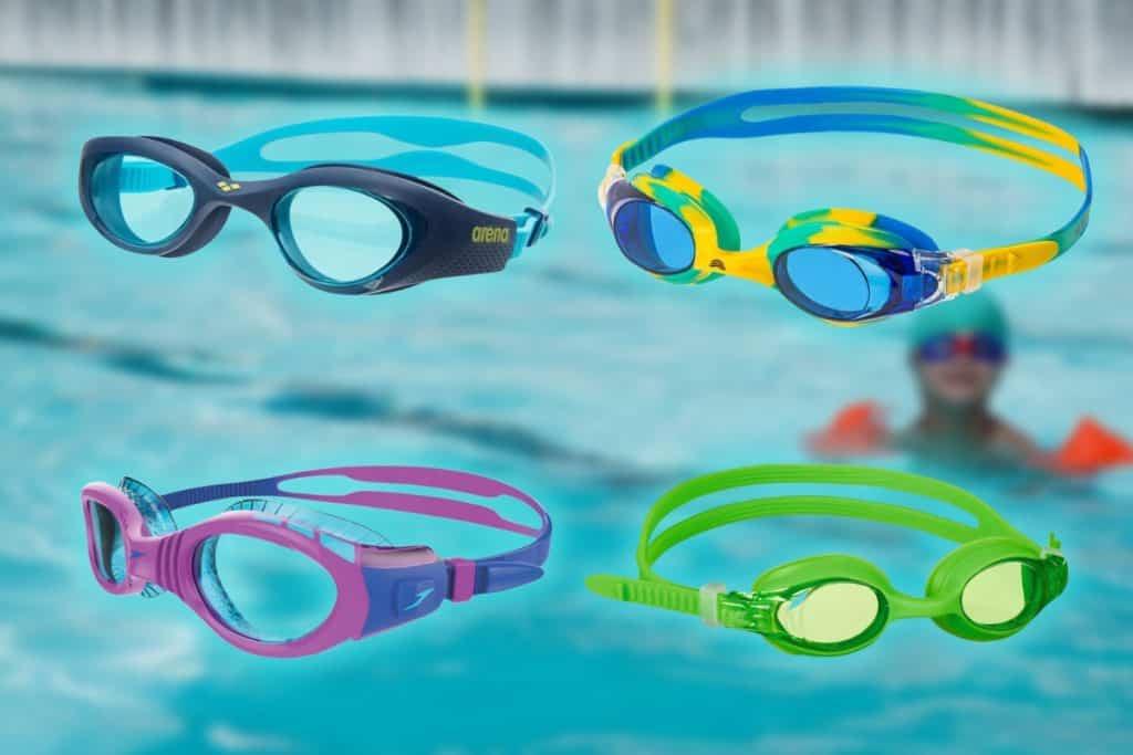Fire forskjellige svømmebriller for barn, et innendørsbasseng i bakgrunnen
