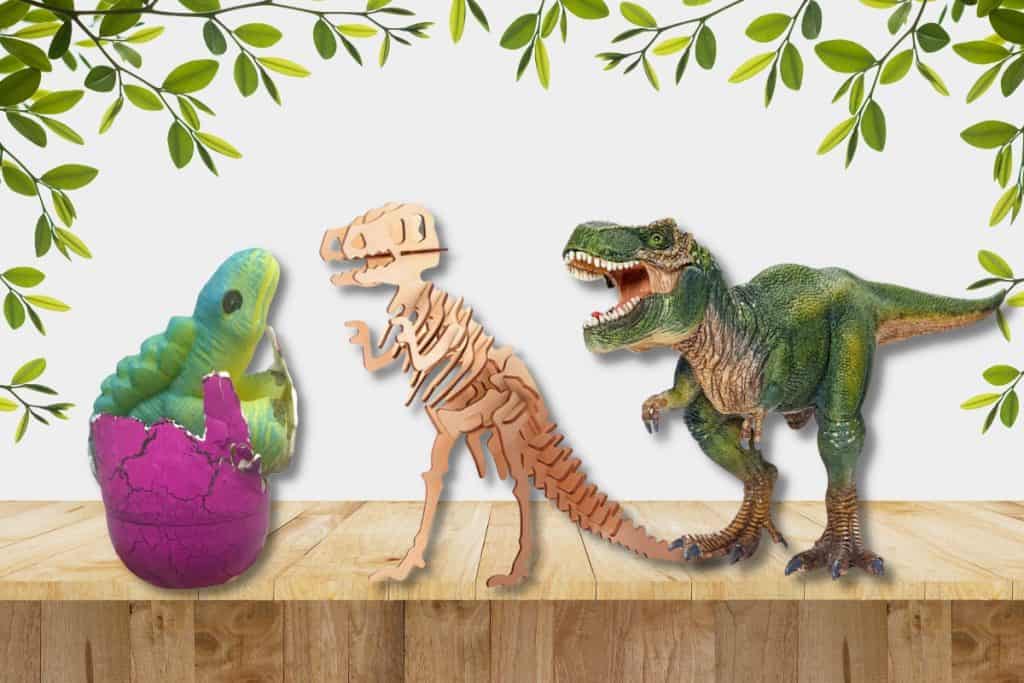 Tre typer dinosaurleker på et bord