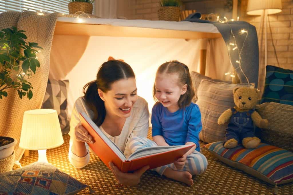 Mor og barn leser fra en barnebok
